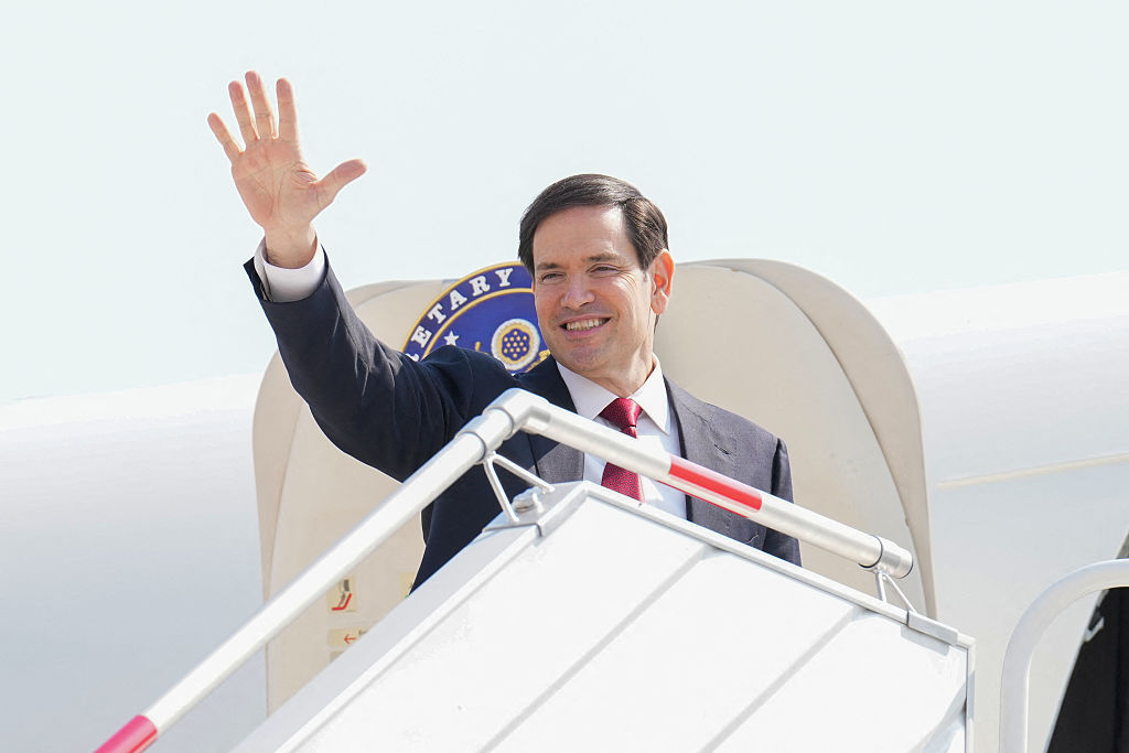 El secretario de Estado de EE. UU., Marco Rubio, saluda al abordar su avión con destino a Ecuador en el Aeropuerto Internacional Felipe Ángeles de la Ciudad de México la tarde del 3 de septiembre de 2025. El secretario de Estado de EE. UU. prometió mantener los ataques contra los cárteles de la droga después de que Washington anunciara la destrucción de un barco en el Caribe presuntamente perteneciente a una banda venezolana. (Foto de JACQUELYN MARTIN/POOL/AFP vía Getty Images)