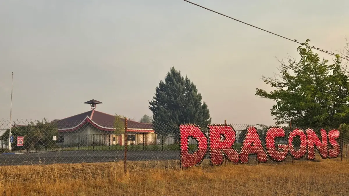 La escuela Chinese Camp no sufrió daños en el incendio forestal que se extendió rápidamente por la histórica región minera de oro del norte de California. (CalFire)