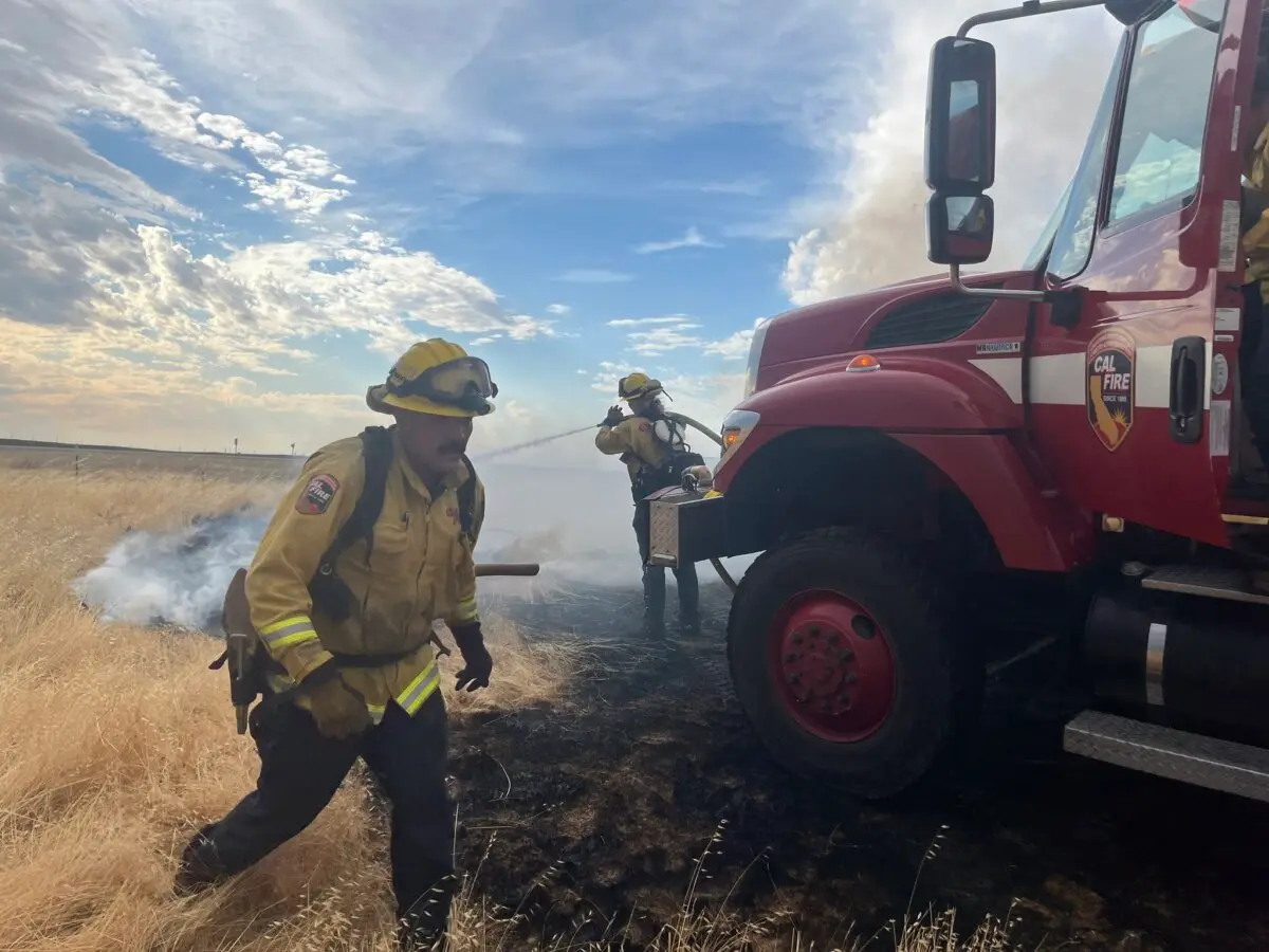 Cerca de 640 bomberos lucharon contra un incendio forestal provocado por un rayo cerca de la histórica ciudad minera de Chinese Camp, California, el 3 de septiembre de 2025. (CalFire)