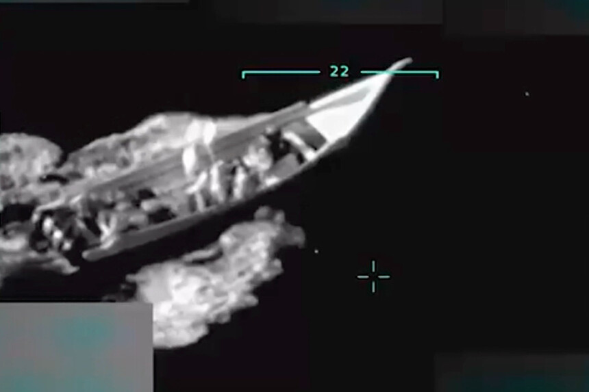El ejército estadounidense lleva a cabo un ataque letal contra una embarcación presuntamente dedicada al tráfico de drogas y vinculada al cártel Tren de Aragua, como se ve en una imagen fija de un vídeo compartido por el presidente Donald Trump en Truth Social el 2 de septiembre de 2025. (@realDonaldTrump vía Truth Social).