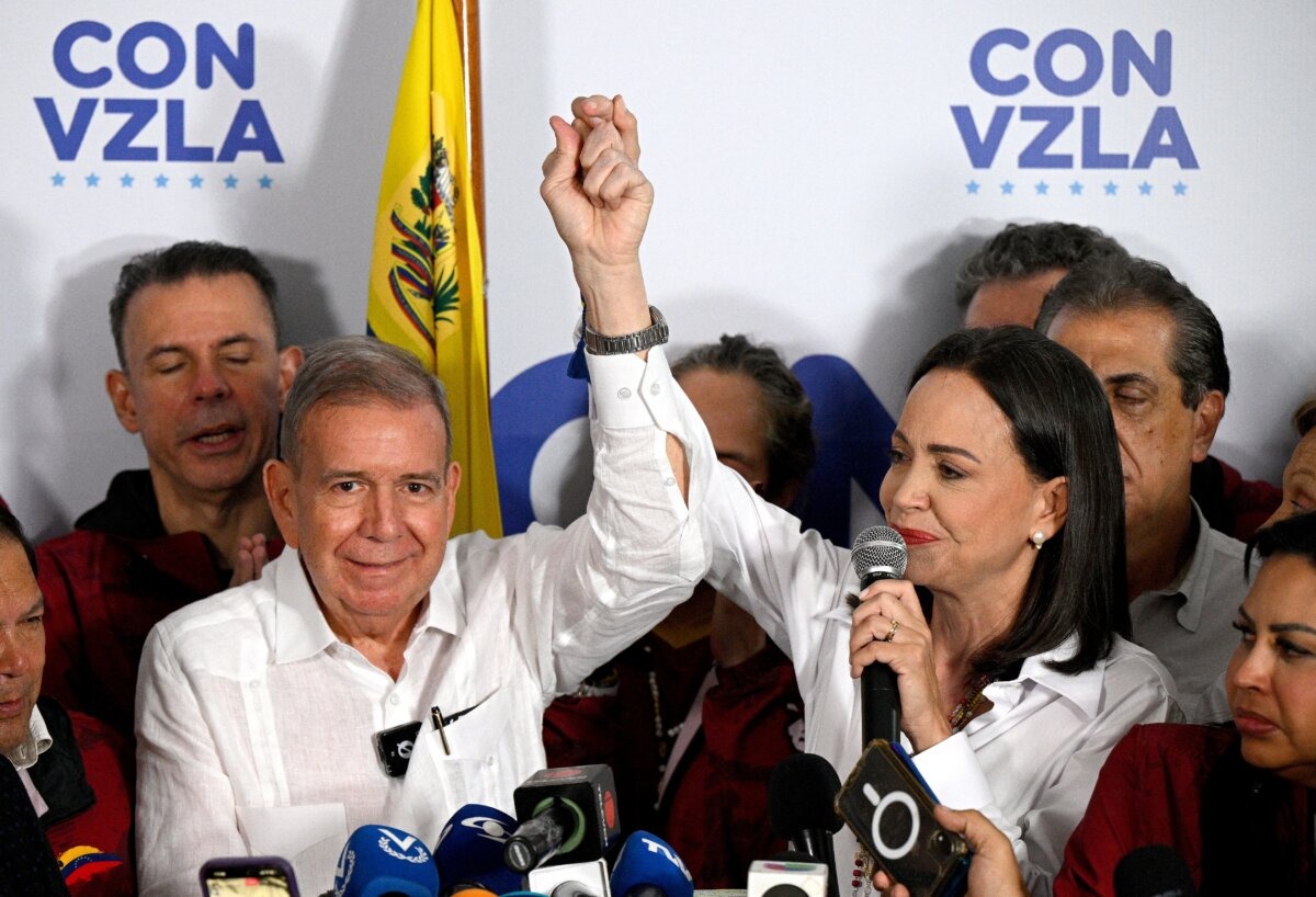 La líder de la oposición venezolana María Corina Machado (derecha) habla con los medios de comunicación, acompañada por el candidato presidencial de la oposición Edmundo González Urrutia, tras los resultados de las elecciones presidenciales en Caracas el 29 de julio de 2024. (Federico Parra/AFP vía Getty Images).