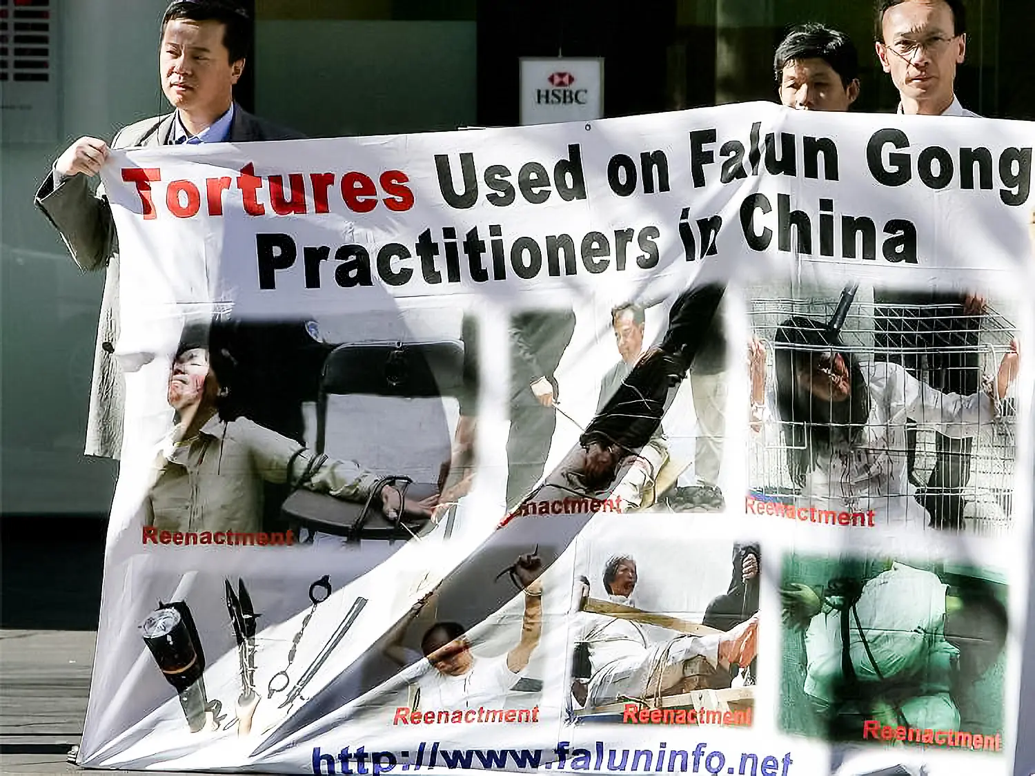Partidarios de Falun Gong exhiben una pancarta que muestra recreaciones de las torturas utilizadas contra los practicantes por el Partido Comunista Chino, cerca del barrio chino de Sídney, el 20 de julio de 2005. (Greg Wood/AFP/Getty Images)