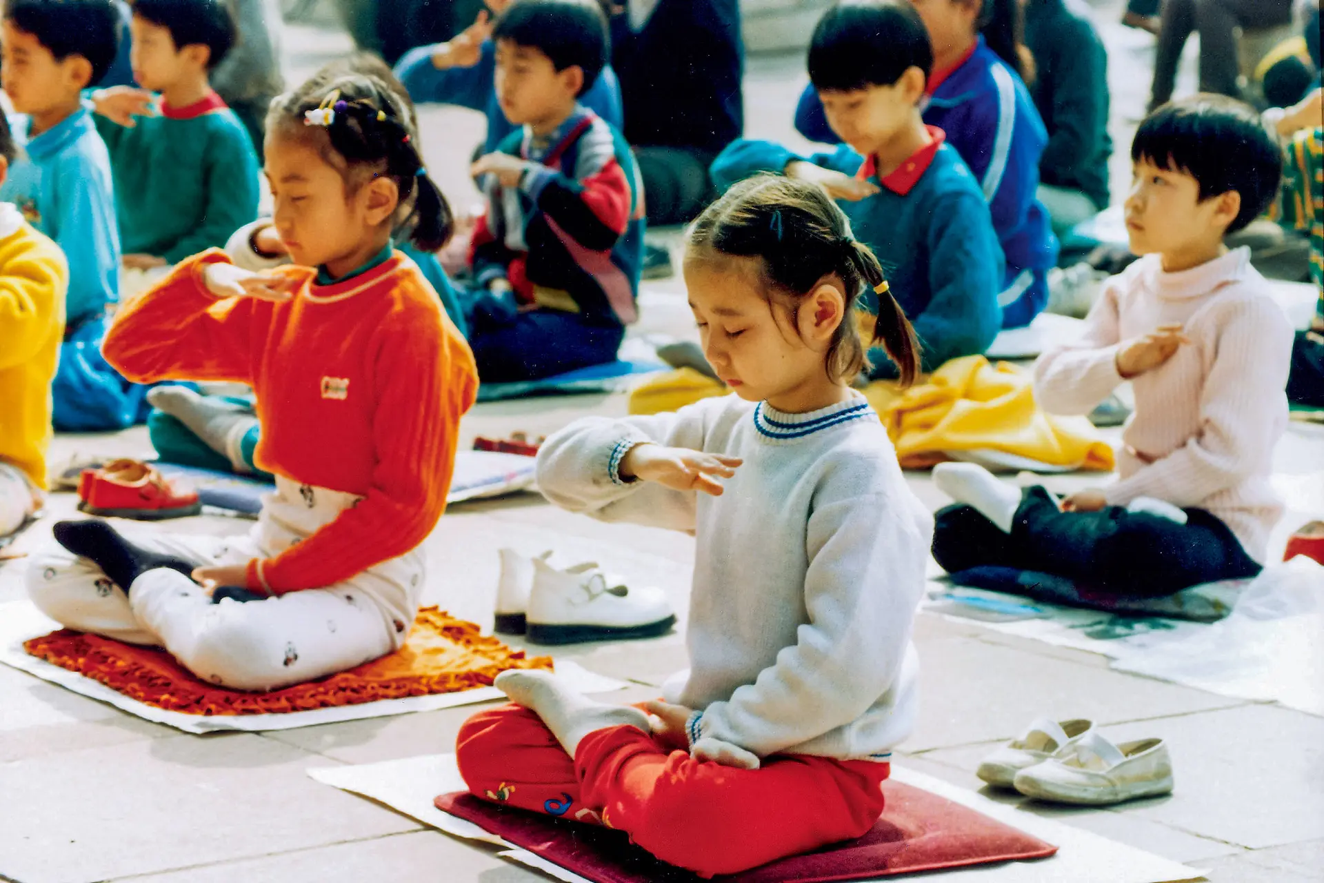 Jóvenes practicantes de Falun Gong meditan en China en la década de 1990. (Minghui/Centro de Información de Falun Dafa)
