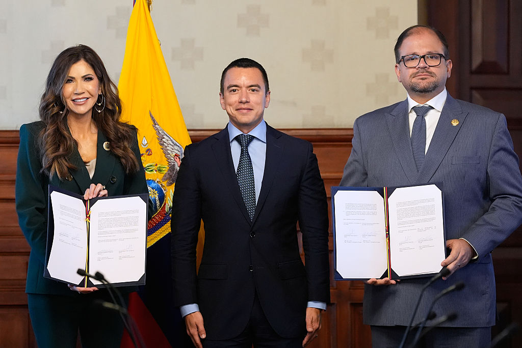 La Secretaria de Seguridad Nacional de EE. UU., Kristi Noem, el Presidente de Ecuador, Daniel Noboa, y el Ministro del Interior, John Reinberg, posan tras firmar un memorando de entendimiento en el Palacio Presidencial ecuatoriano el 31 de julio de 2025 en Quito, Ecuador. (Foto de Alex Brandon-Pool/Getty Images)