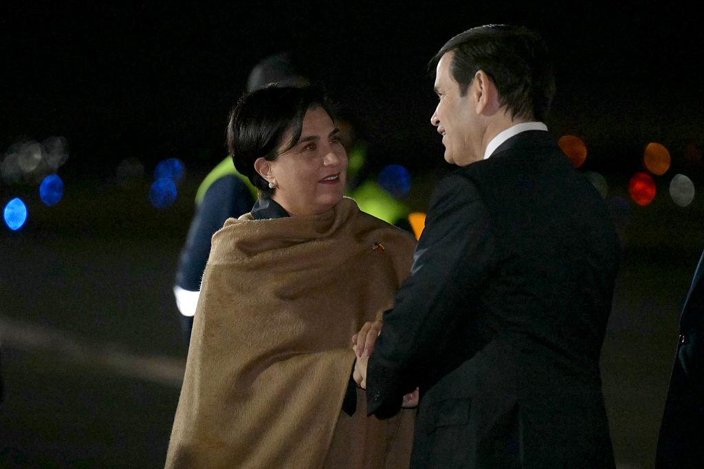 El secretario de Estado de EE. UU., Marco Rubio, es recibido por la ministra de Relaciones Exteriores de Ecuador, Gabriela Sommerfeld, a su llegada al Aeropuerto Internacional Mariscal Sucre de Quito el 3 de septiembre de 2025. El secretario de Estado de EE. UU., Marco Rubio, llegó a Ecuador la noche del miércoles, para fortalecer la cooperación en seguridad y frenar la violencia desenfrenada. (Foto de RODRIGO BUENDIA/AFP vía Getty Images)