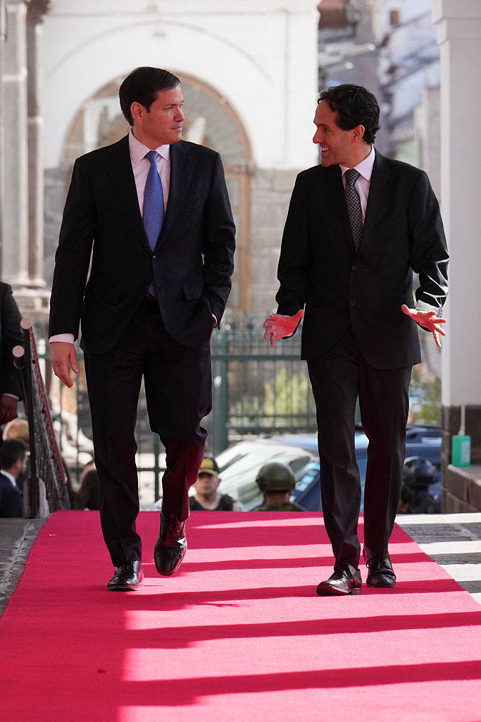 El secretario de Estado de EE. UU., Marco Rubio (izq.), llega a reunirse con el presidente de Ecuador, Daniel Noboa, en el palacio presidencial de Carondelet, Quito, el 4 de septiembre de 2025. Se espera que el secretario de Estado de EE. UU., Marco Rubio, aborde el jueves el fortalecimiento de la cooperación en materia de seguridad en Ecuador, un país azotado por la violencia, mientras aboga por una ofensiva de primera línea contra los grupos criminales de la región. (Foto de JACQUELYN MARTIN/POOL/AFP vía Getty Images)