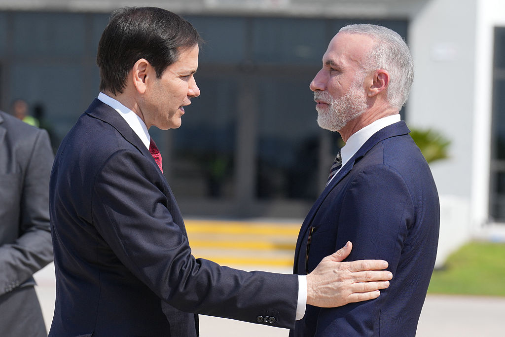 El secretario de Estado de Estados Unidos, Marco Rubio (izq.), conversa con el jefe de Protocolo de la Secretaría de Relaciones Exteriores de México, el embajador Jonathan Chait (der.), antes de abordar su avión con destino a Ecuador en el Aeropuerto Internacional Felipe Ángeles de la Ciudad de México el 3 de septiembre de 2025. El secretario de Estado de Estados Unidos, Marco Rubio, prometió mantener los ataques contra los cárteles de la droga después de que Washington anunciara la destrucción de un barco en el Caribe presuntamente perteneciente a una banda venezolana. (Foto de JACQUELYN MARTIN/POOL/AFP vía Getty Images)