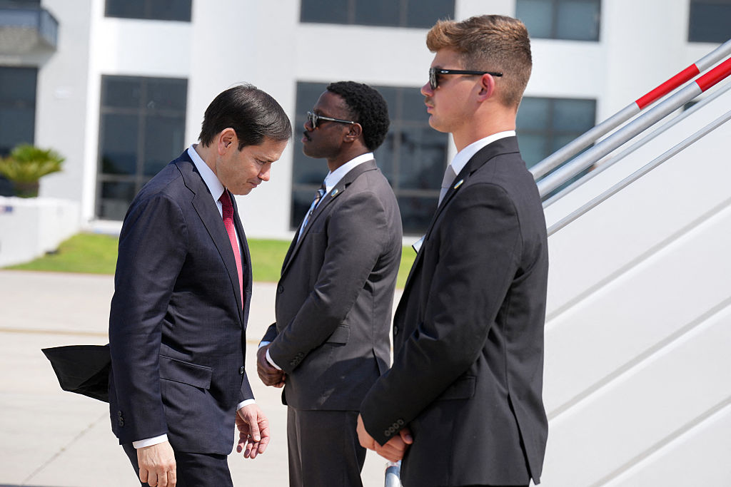 El secretario de Estado de EE. UU., Marco Rubio (izq.), aborda su avión con destino a Ecuador en el Aeropuerto Internacional Felipe Ángeles de la Ciudad de México el 3 de septiembre de 2025. El secretario Rubio prometió mantener los ataques contra los cárteles de la droga después de que Washington anunciara la destrucción de un barco en el Caribe presuntamente perteneciente a una banda venezolana. (Foto de Jacquelyn MARTIN / POOL / AFP) (Foto de JACQUELYN MARTIN/POOL/AFP vía Getty Images)