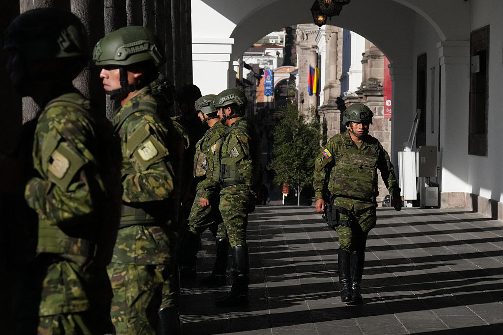 Soldados custodian el palacio presidencial en Quito, el 4 de septiembre de 2025, antes de una reunión entre el secretario de Estado de EE. UU., Marco Rubio, y el presidente de Ecuador, Daniel Noboa. Se espera que el secretario de Estado de EE. UU., Marco Rubio, aborde el jueves el fortalecimiento de la cooperación en materia de seguridad en Ecuador, un país azotado por la violencia, mientras aboga por una ofensiva de primera línea contra los grupos criminales de la región. (Foto de JACQUELYN MARTIN/POOL/AFP vía Getty Images)