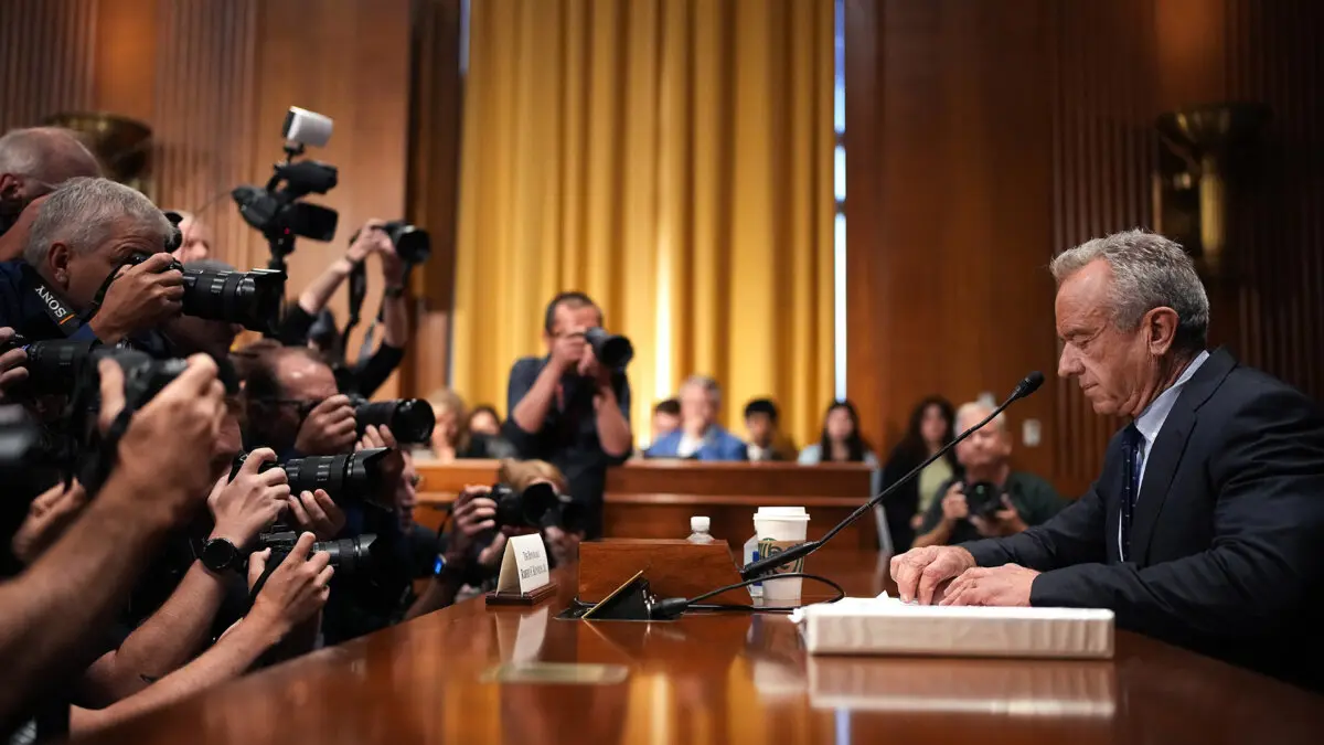 El secretario de Salud y Servicios Humanos, Robert Kennedy Jr., llega para testificar ante el Comité de Finanzas del Senado en el edificio Dirksen del Senado el 4 de septiembre de 2025. (Andrew Harnik/Getty Images).