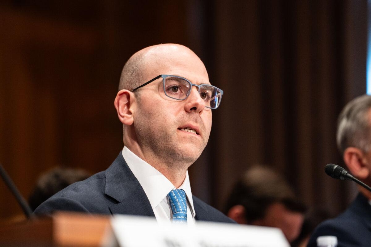 Stephen Miran, candidato a la Junta de Gobernadores de la Reserva Federal, testifica ante el Comité de Banca, Vivienda y Asuntos Urbanos en el Capitolio, en Washington, el 4 de septiembre de 2025. (Madalina Kilroy/The Epoch Times)