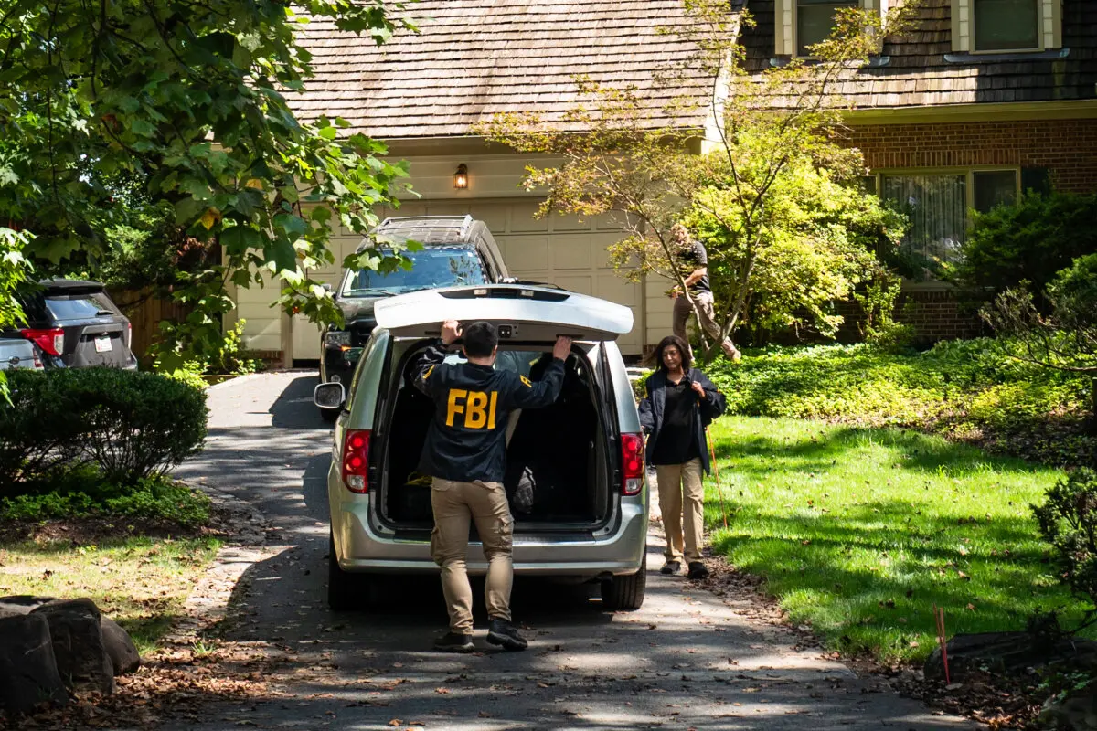 La casa del exasesor de seguridad nacional John Bolton en Bethesda, Maryland, el 22 de agosto de 2025, mientras el FBI registra la vivienda. (Madalina Kilroy/The Epoch Times)