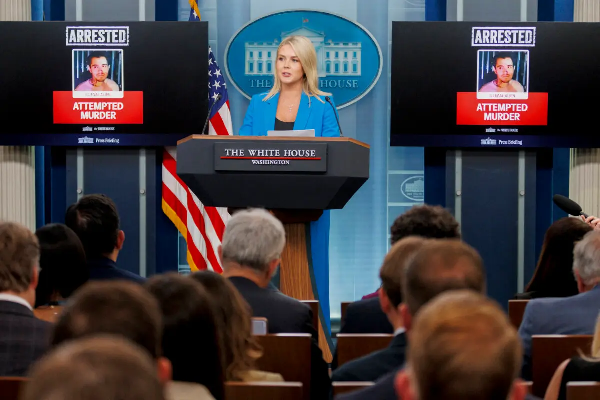 Flanqueada por imágenes de una persona detenida por violencia durante las protestas contra el ICE en Los Ángeles, la secretaria de prensa de la Casa Blanca, Karoline Leavitt, habla sobre la respuesta del presidente Donald Trump a las protestas en la Casa Blanca el 11 de junio de 2025. (Bryan Dozier/Middle East Images vía AFP vía Getty Images).