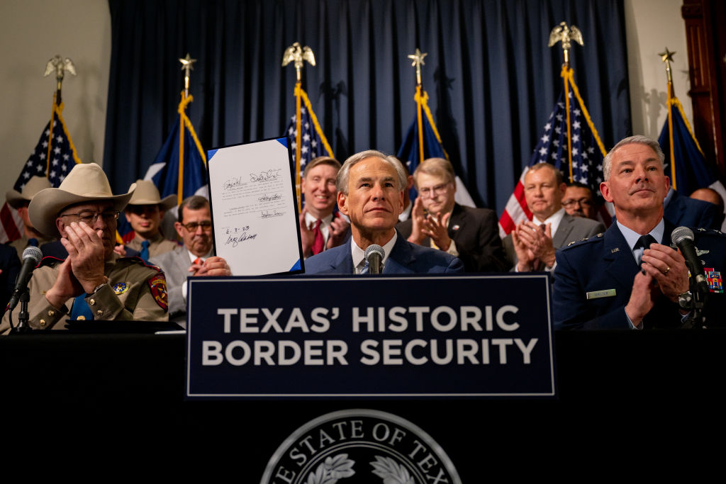 AUSTIN, TEXAS - El gobernador de Texas, Greg Abbott, exhibe un proyecto de ley firmado durante una conferencia de prensa en el Capitolio Estatal de Texas el 8 de junio de 2023 en Austin, Texas. El gobernador Abbott y el director del Departamento de Seguridad Pública de Texas, Steve McCraw, se unieron a los autores, patrocinadores, legisladores y miembros de las fuerzas del orden en la firma de proyectos de ley destinados a mejorar la seguridad fronteriza en la frontera sur. (Foto de Brandon Bell/Getty Images)