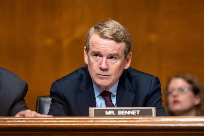 El senador Michael Bennet (D.Colo.) habla durante una audiencia con el secretario de Salud, Robert F. Kennedy Jr., en el Capitolio, el 4 de septiembre de 2025. (Madalina Kilroy/The Epoch Times)