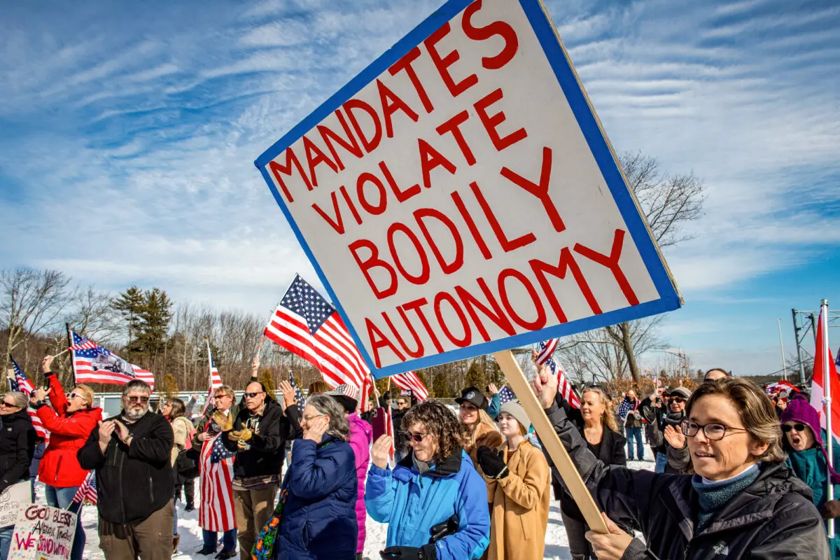 La gente se manifiesta contra los mandatos de vacunación y las órdenes de emergencia del gobierno como parte de un convoy a Washington, en un área de servicio de la I-95 en Kennebunkport, Maine, el 2 de marzo de 2022. (Joseph Prezioso/AFP vía Getty Images).