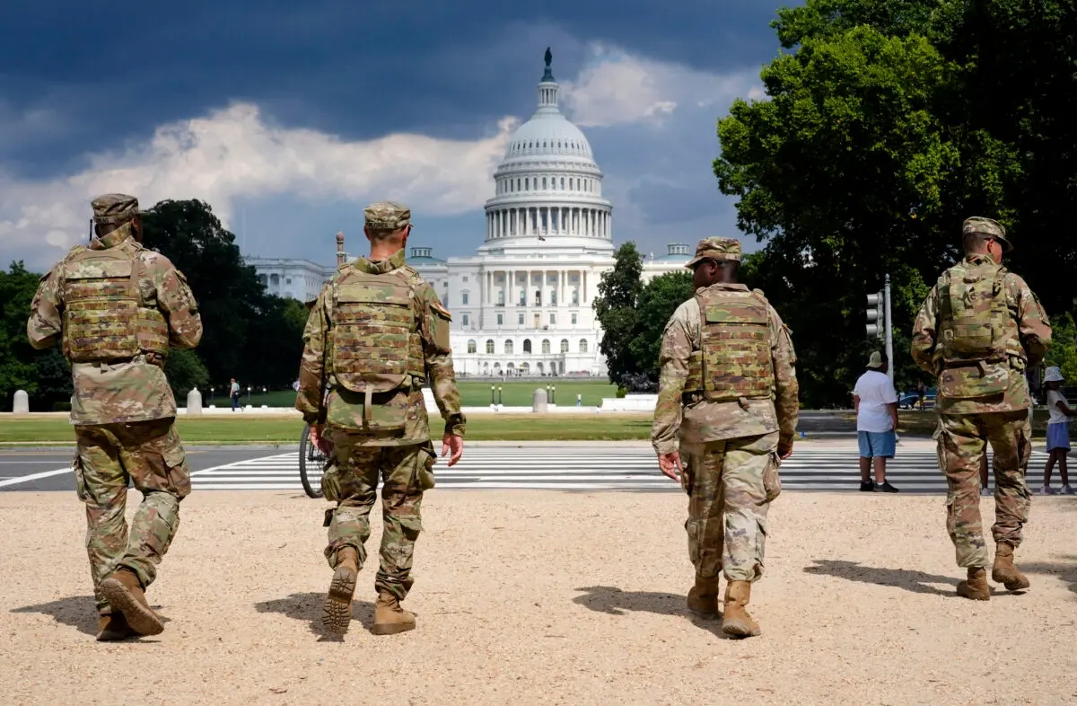 Soldados de la Guardia Nacional del Distrito de Columbia patrullan el National Mall en Washington el 14 de agosto de 2025. (Jacquelyn Martin/AP Photo)