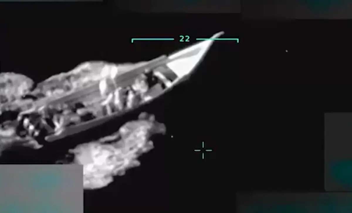El ejército estadounidense lleva a cabo un ataque militar contra un supuesto barco de drogas, en una imagen fija de un video del ataque compartido por el presidente Donald Trump en Truth Social el 2 de septiembre de 2025. (@realDonaldTrump vía Truth Social)