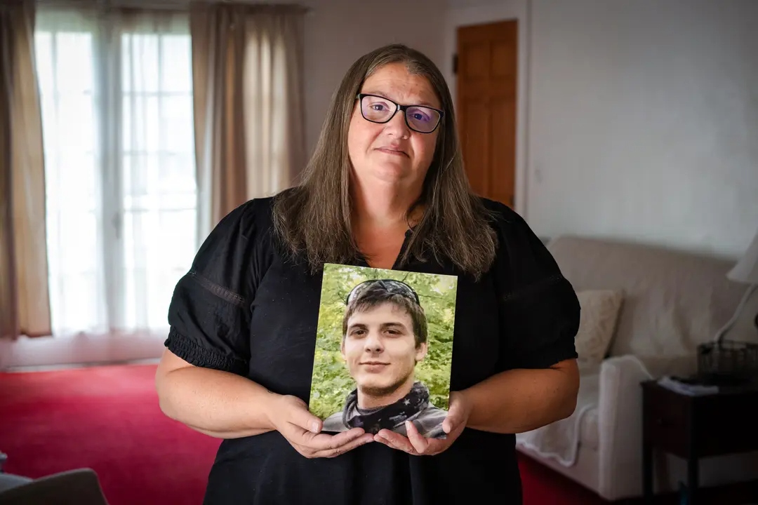 Andrea Elza sostiene una foto de su hijo Crayton Elza, que murió por envenenamiento con fentanilo a los 25 años, en Fairmont, Virginia Occidental, el 13 de agosto de 2025. Crayton consumía heroína y murió en su casa en junio de 2023 después de fumar lo que resultó ser fentanilo. (Samira Bouaou/The Epoch Times)