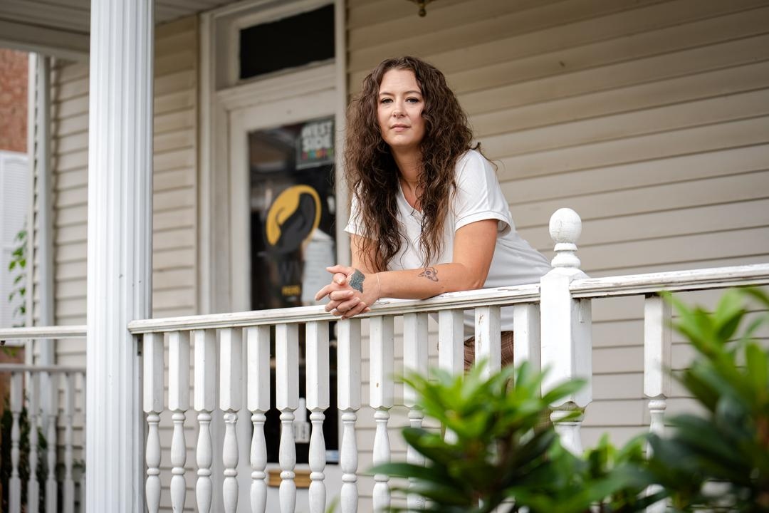 Liz Farr, de 38 años, coach de recuperación entre pares en West Virginia Sober Living, en Charleston, Virginia Occidental, el 14 de agosto de 2025. (Samira Bouaou/The Epoch Times)