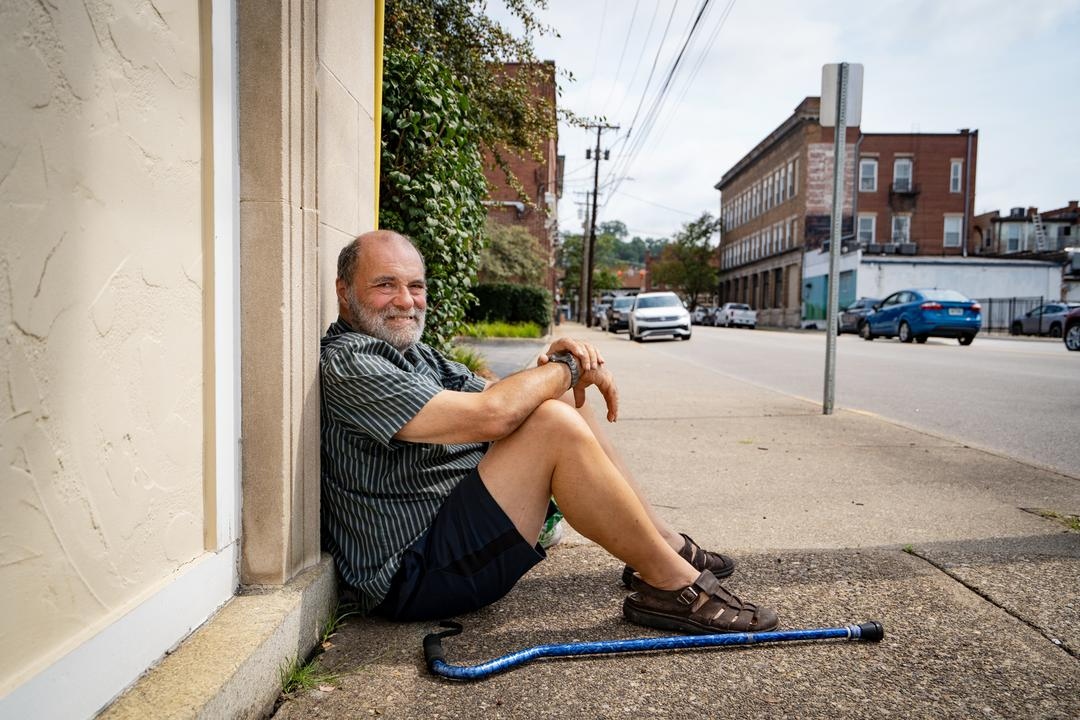 Daniel Quarequio sentado en la acera en Charleston, Virginia Occidental, el 14 de agosto de 2025. Quarequio, que ha consumido fentanilo un par de veces, dijo que la gente se arriesga con las drogas porque está desesperada. (Samira Bouaou/The Epoch Times)