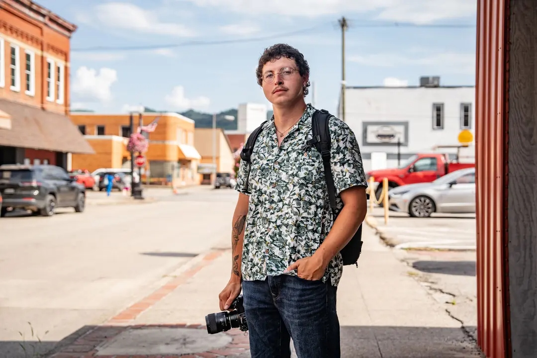 El fotógrafo local Colton Townsend, en Williamson, Virginia Occidental, el 15 de agosto de 2025. (Samira Bouaou/The Epoch Times)