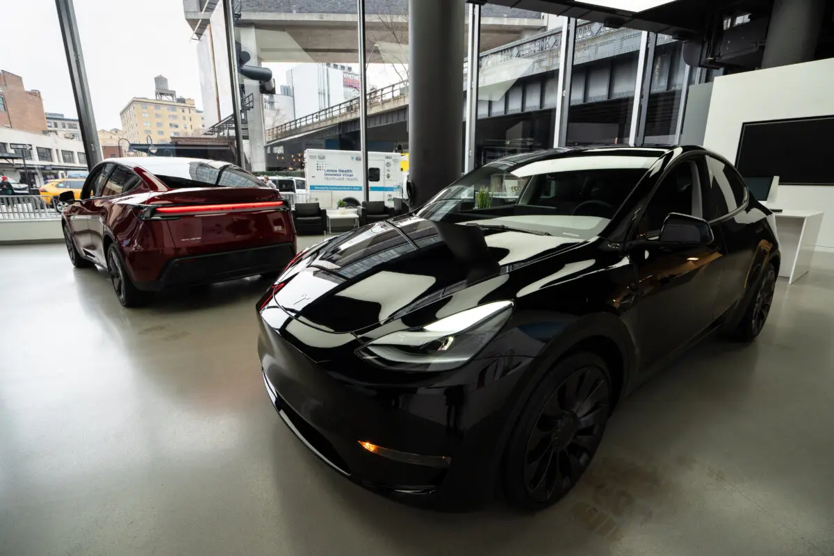 Una sala de exposición de Tesla en la ciudad de Nueva York el 20 de marzo de 2025. (Samira Bouaou/The Epoch Times).