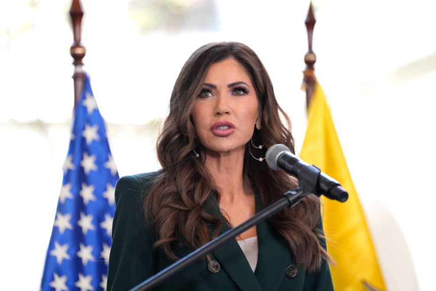 La secretaria de Seguridad Nacional de EE. UU., Kristi Noem, habla durante una rueda de prensa con el ministro del Interior de Ecuador, John Reinberg, en el Palacio Presidencial ecuatoriano en Quito, Ecuador, el 31 de julio de 2025. (Alex Brandon/Pool vía Getty Images).