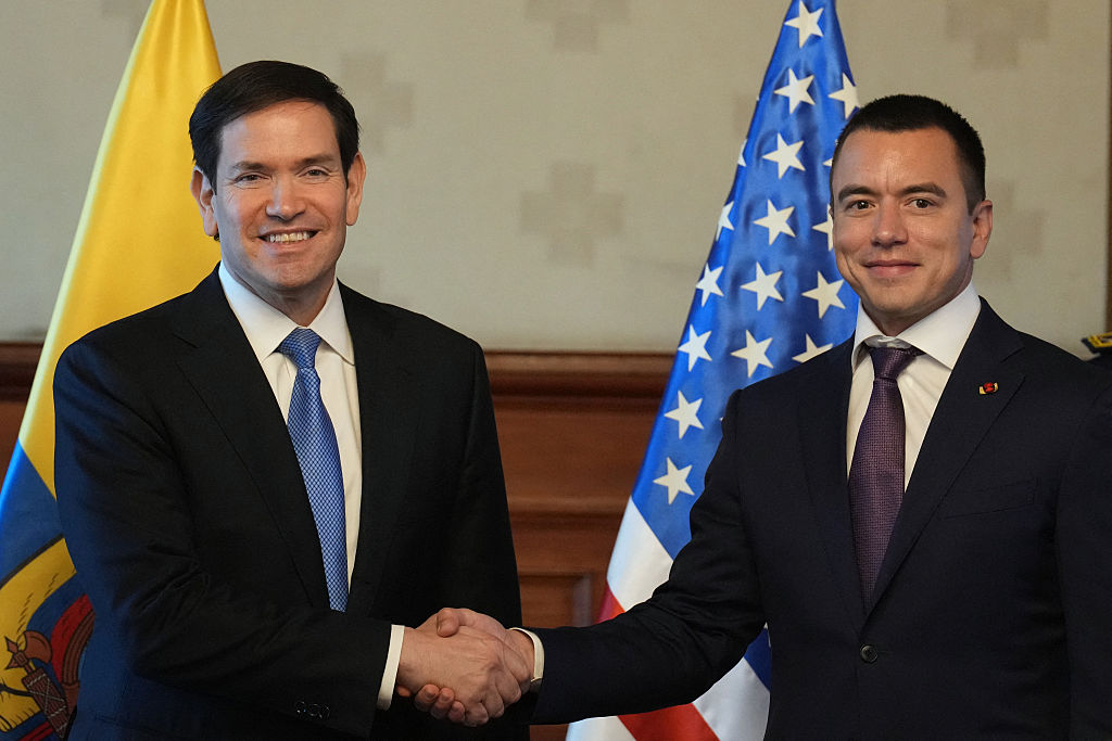El secretario de Estado de EE. UU., Marco Rubio (izq.), y el presidente de Ecuador, Daniel Noboa, se estrechan la mano en el palacio presidencial de Carondelet, en Quito, el 4 de septiembre de 2025. El jueves, el secretario de Estado de EE. UU., Marco Rubio, abordó el fortalecimiento de la cooperación en materia de seguridad en Ecuador, un país azotado por la violencia, mientras aboga por una ofensiva de primera línea contra los grupos criminales de la región. (Foto de JACQUELYN MARTIN/POOL/AFP vía Getty Images)