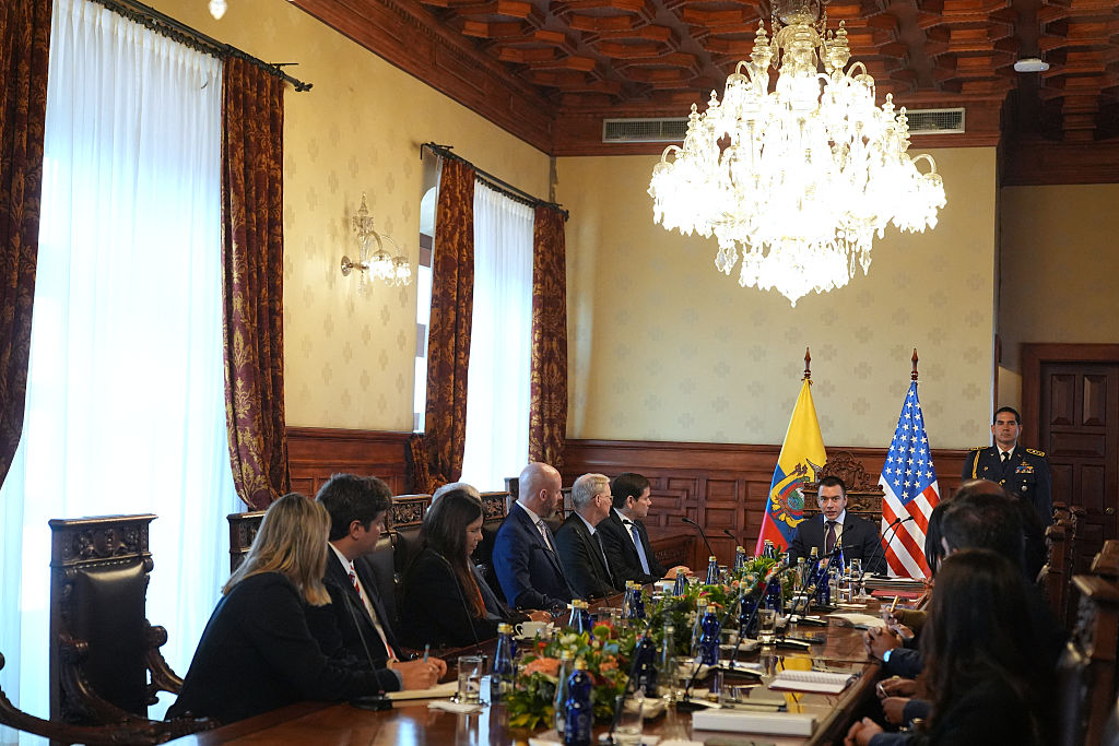 El presidente de Ecuador, Daniel Noboa (centro), preside una reunión ampliada con el secretario de Estado de EE. UU., Marco Rubio (izq.), en el palacio presidencial de Carondelet, Quito, el 4 de septiembre de 2025. (Foto de JACQUELYN MARTIN/POOL/AFP vía Getty Images)