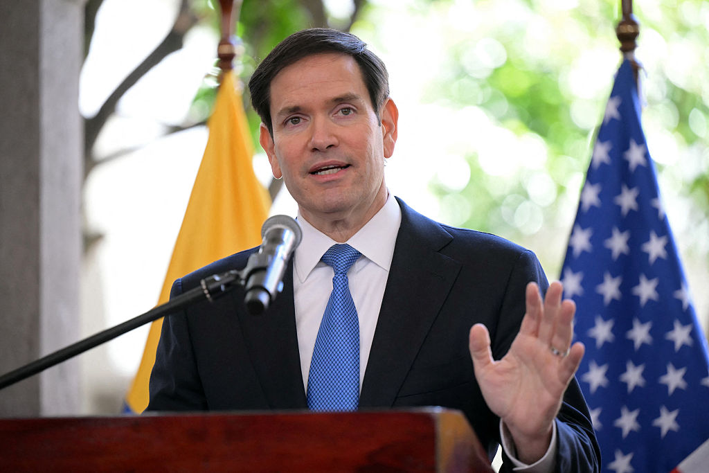 El secretario de Estado de EE. UU., Marco Rubio, habla durante una conferencia de prensa con la ministra de Relaciones Exteriores de Ecuador, Gabriela Sommerfeld (fuera de plano), en el Palacio Presidencial de Carondelet en Quito, el 4 de septiembre de 2025. (Foto de RODRIGO BUENDIA/AFP vía Getty Images)