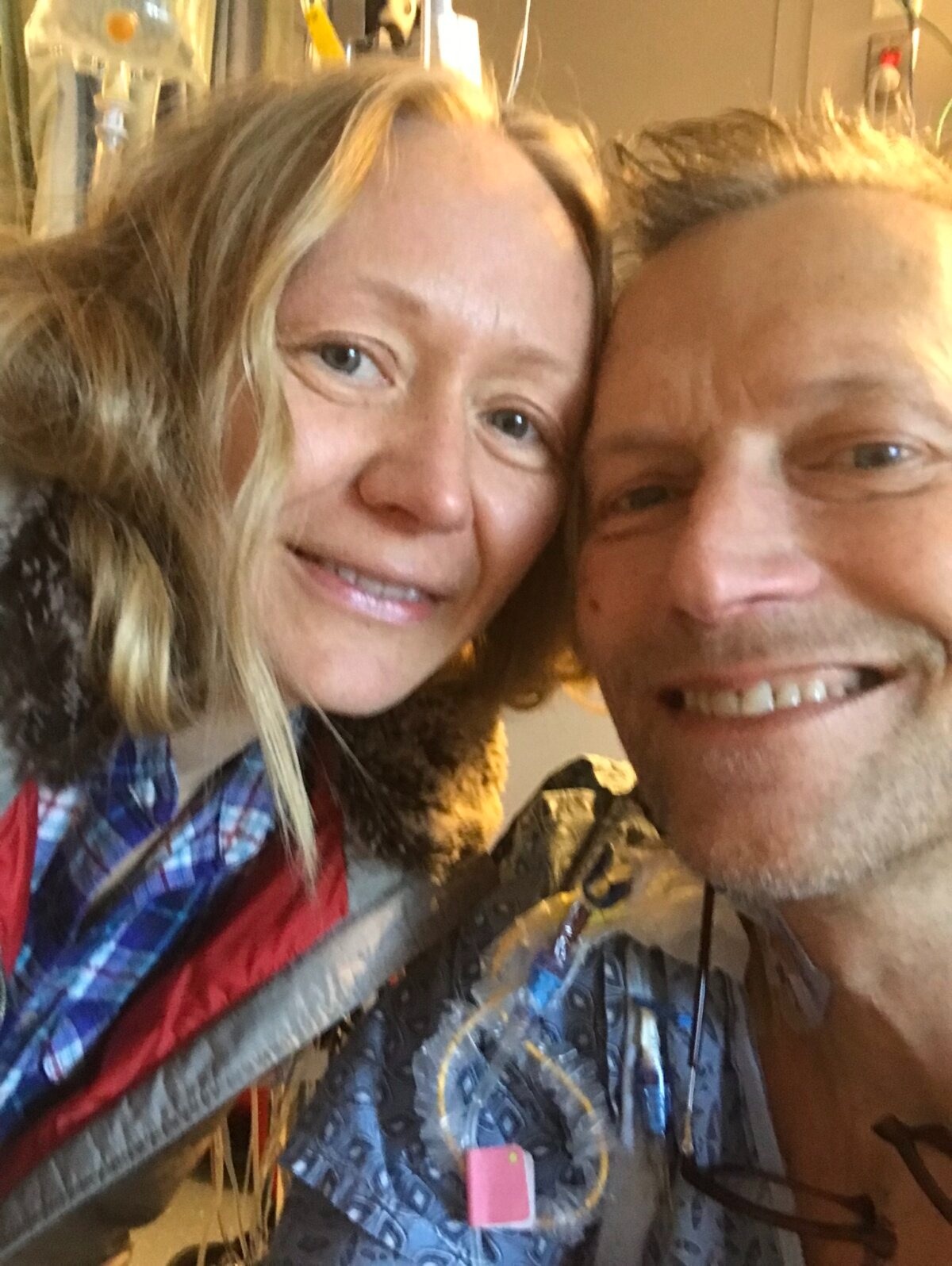 Elise (izquierda) y Andy Pilskalns cinco días después de su operación de trasplante de corazón. (Cortesía de Elise Pilskalns).