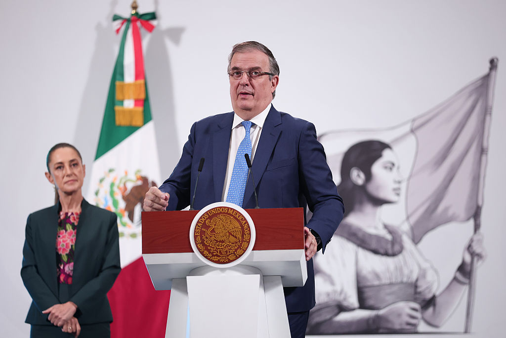 El Secretario de Economía de México, Marcelo Ebrard, habla durante la sesión informativa matutina en el Palacio Nacional el 28 de agosto de 2025 en la Ciudad de México, México. (Foto de Héctor Vivas/Getty Images)