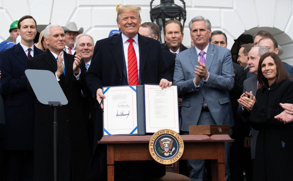 El presidente de Estados Unidos, Donald Trump, muestra el Tratado Comercial entre Estados Unidos, México y Canadá (T-MEC) firmado durante una ceremonia en el Jardín Sur de la Casa Blanca en Washington, D.C., el 29 de enero de 2020. El T-MEC, fruto de años de negociaciones entre los tres socios comerciales clave, se presenta como una actualización del Tratado de Libre Comercio de América del Norte (TLCAN) de 1994, que Trump criticó durante mucho tiempo por ser un destructor de empleos y amenazó con eliminar por completo. (Foto de SAUL LOEB/AFP vía Getty Images)