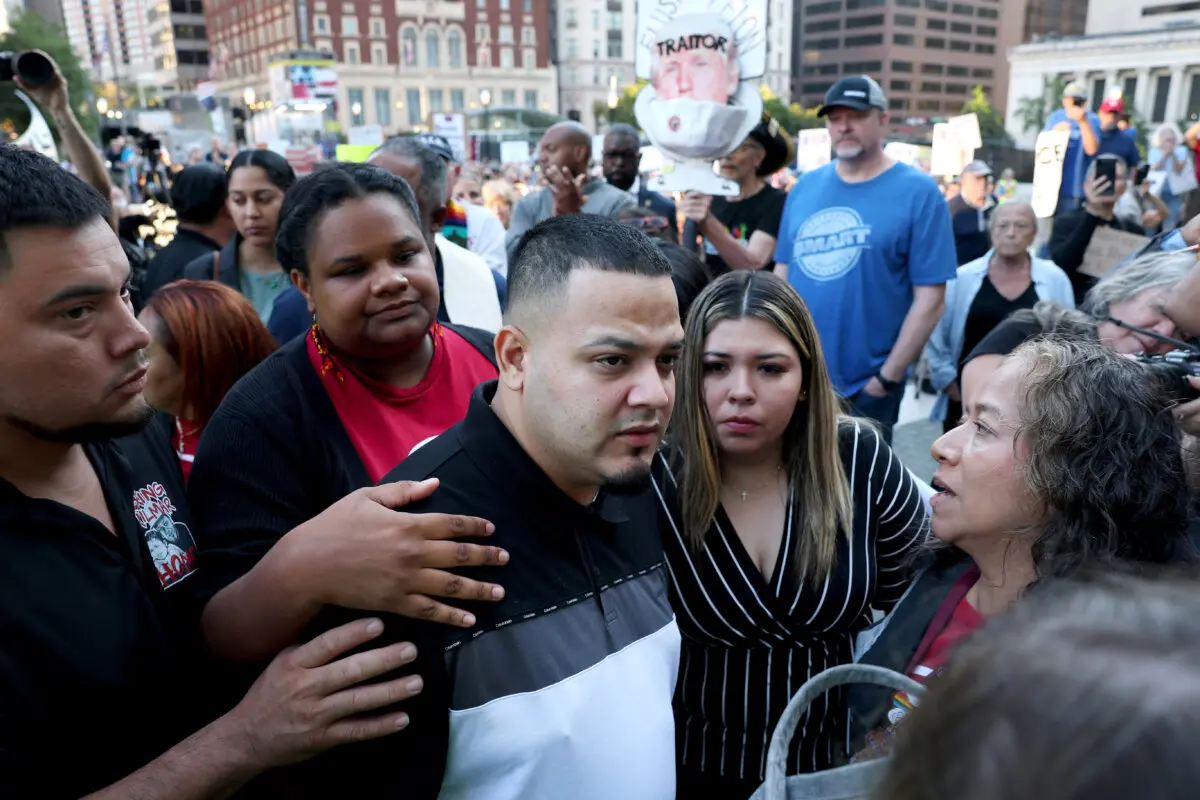 Rodeados por los periodistas, Kilmar Abrego García (C) y su esposa Jennifer Vásquez Sura (2.ª D) entran en una oficina local del Servicio de Inmigración y Control de Aduanas de Estados Unidos (ICE) en Baltimore, Maryland, el 25 de agosto de 2025. (Anna Moneymaker/Getty Images)