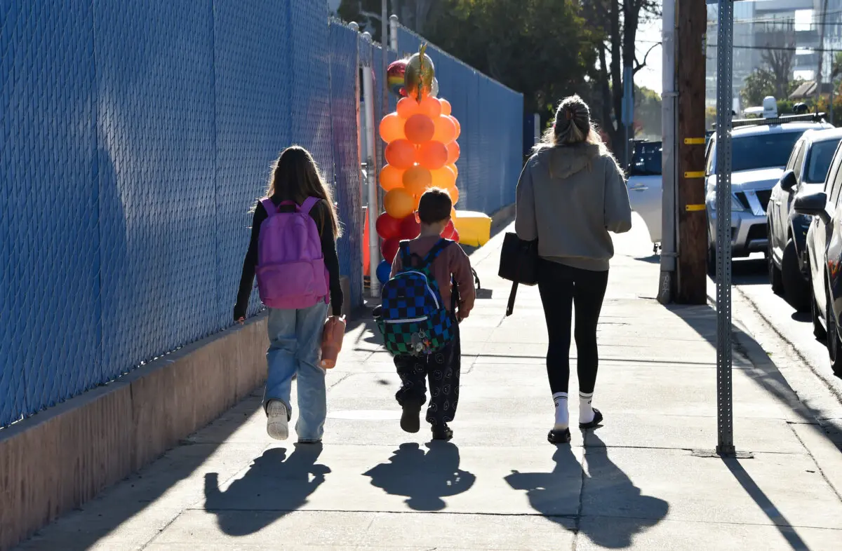 Los alumnos desplazados de la escuela primaria Márquez, destruida en el incendio de Pacific Palisades, llegan a la escuela primaria Nora Sterry para reanudar las clases en Los Ángeles el 15 de enero de 2025. (Chris Delmas/AFP a través de Getty Images)