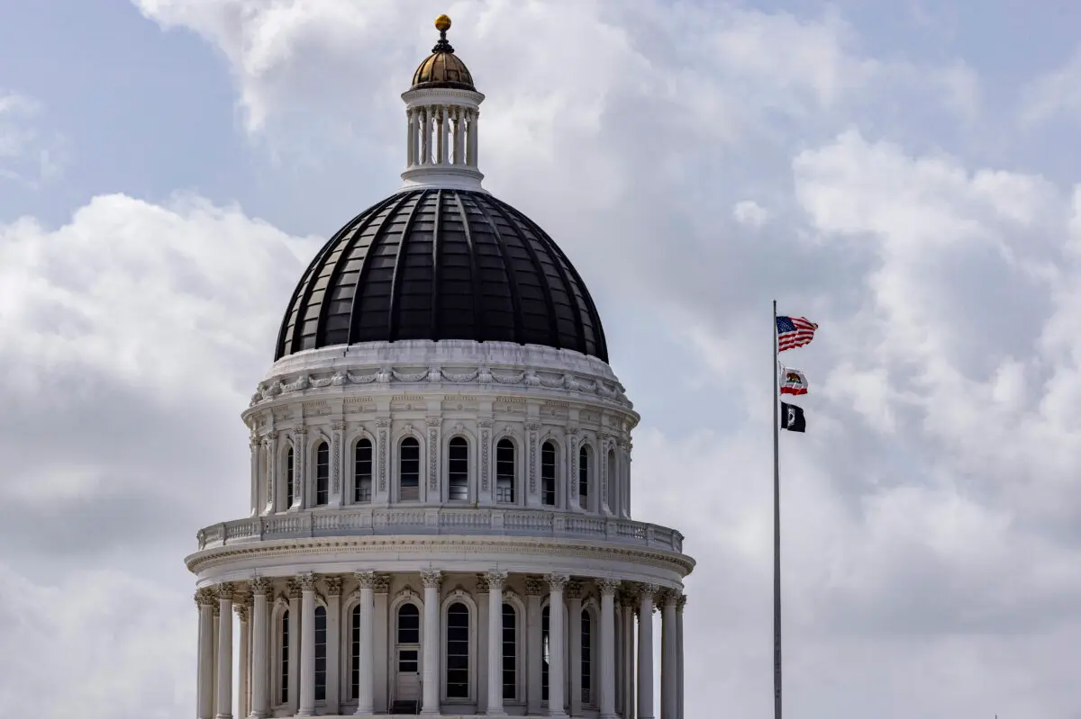 El Capitolio de California en Sacramento el 16 de marzo de 2025. Se espera que el Senado vote esta semana un proyecto de ley que, según los críticos, otorga al estado demasiado poder sobre los niños. (John Fredricks/The Epoch Times)