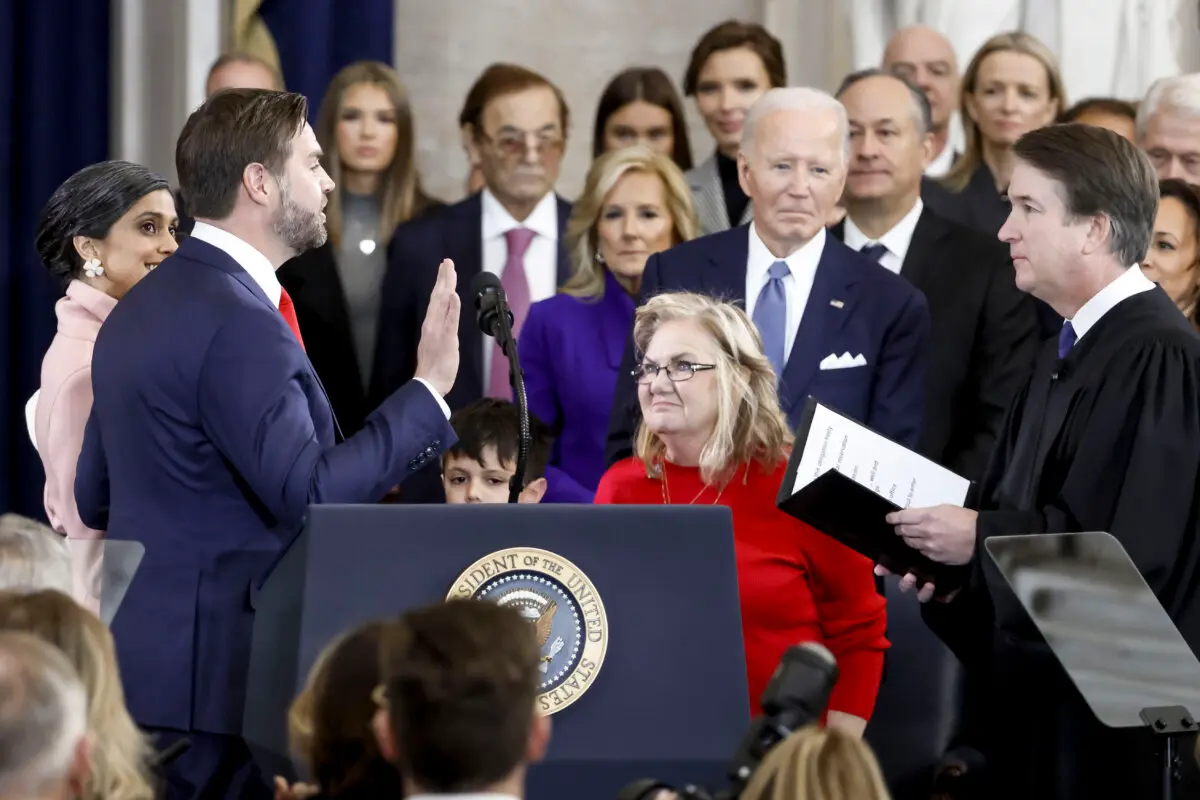 El juez del Tribunal Supremo Brett Kavanaugh (derecha) toma juramento al vicepresidente JD Vance (segundo por la izquierda) mientras la madre de Vance, Beverly Aikins (tercera por la derecha), y el presidente Joe Biden (segundo por la derecha) observan durante la ceremonia de investidura en la rotonda del Capitolio de los Estados Unidos el 20 de enero de 2025. (Shawn Thew-Pool/Getty Images)
