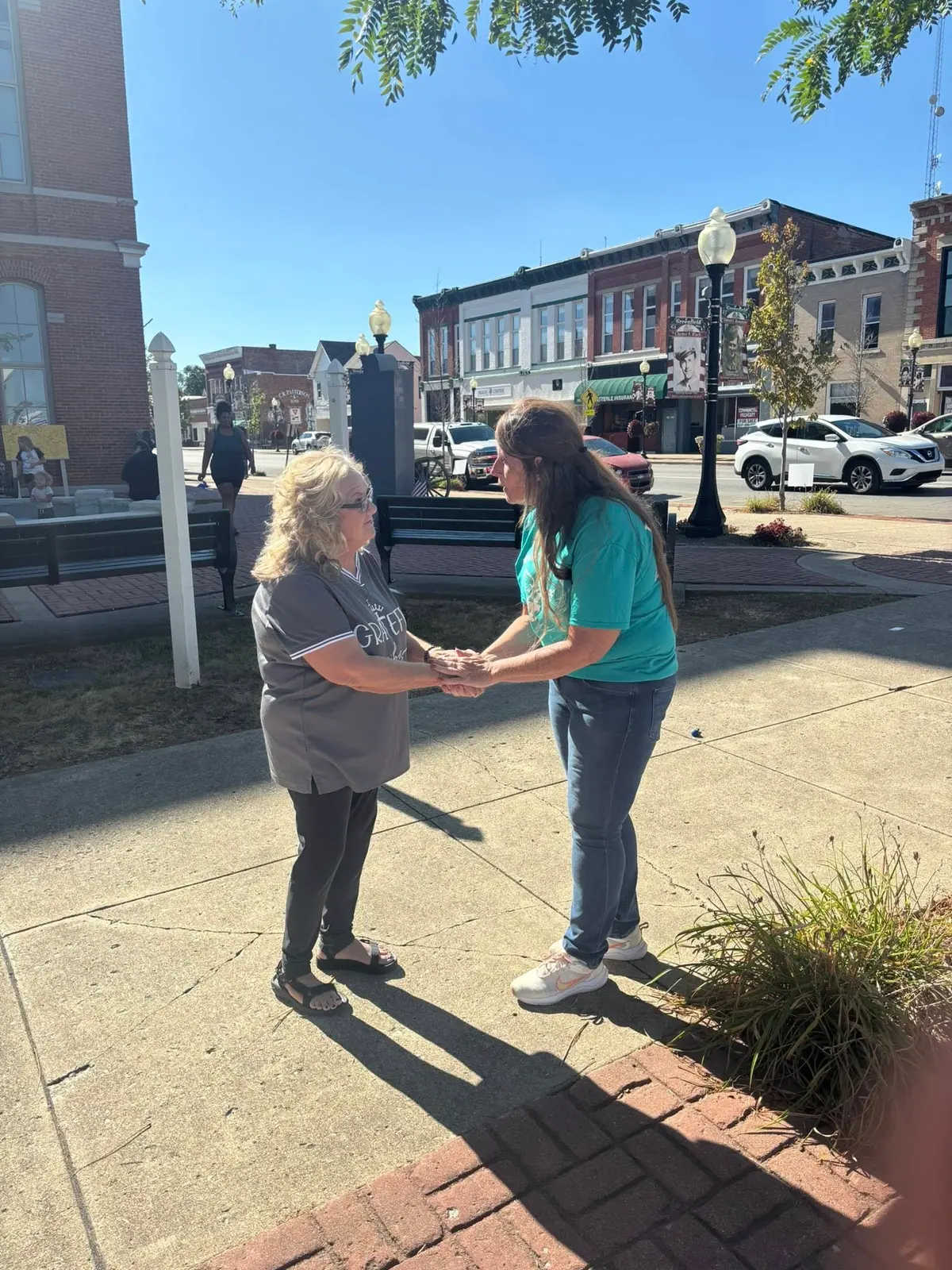Beverly Aikins es recibida por Kim Davis después de que Aikins hablara en un evento sobre la recuperación de la adicción en Greenfield, Ohio, el 30 de agosto de 2025. (Jeff Louderback/The Epoch Times)