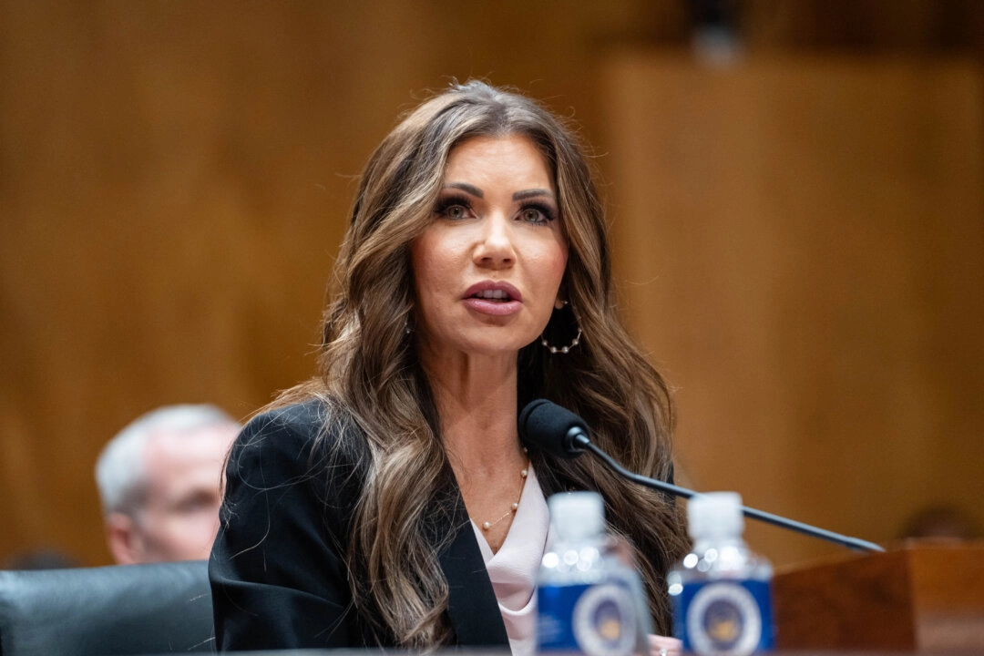 <em>La secretaria de Seguridad Nacional, Kristi Noem, testifica ante el Comité Senatorial de Seguridad Nacional y Asuntos Gubernamentales en el Capitolio el 20 de mayo de 2025. (Madalina Vasiliu/The Epoch Times)</em>