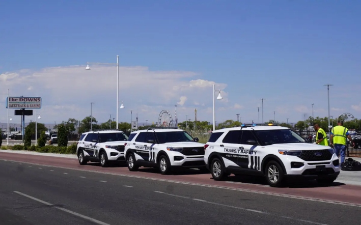 Vehículos de la Policía de Tránsito se alinean en Central Avenue, dentro del Distrito Internacional de Albuquerque, Nuevo México, el 3 de septiembre de 2025. (Allan Stein/The Epoch Times)