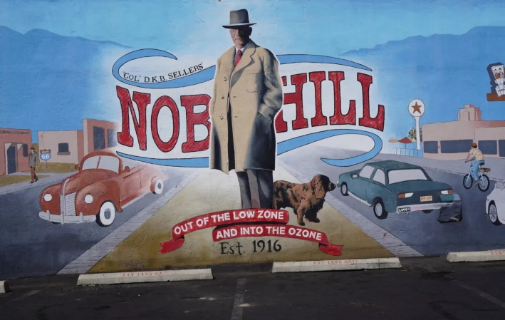 Un mural representa la histórica zona de Nob Hill de Albuquerque, Nuevo México, cerca de Central Avenue, el 3 de septiembre de 2025. (Allan Stein/The Epoch Times)
