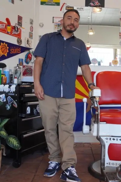 Jonathan Tafoya dentro de la barbería Fonzy's, en el barrio de Nob Hill de Albuquerque, Nuevo México, el 3 de septiembre de 2025. (Allan Stein/The Epoch Times)