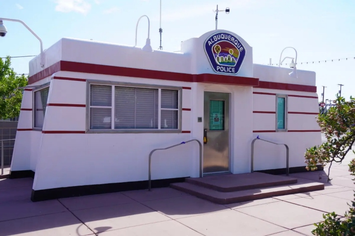 Una subcomisaría de policía en la zona de Nob Hill, en Albuquerque, Nuevo México, el 3 de septiembre de 2025. (Allan Stein/The Epoch Times)