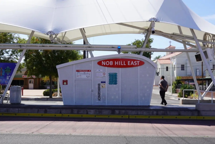 Un hombre espera la llegada del transporte público en la zona de Nob Hill East, en Albuquerque, el 3 de septiembre de 2025. (Allan Stein/The Epoch Times)