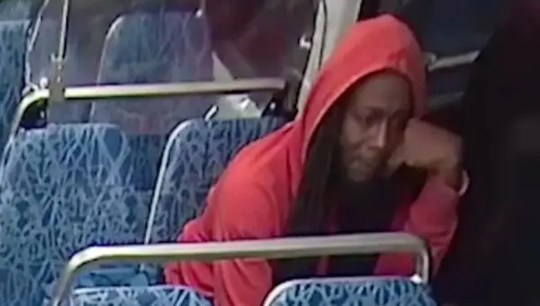 Las imágenes publicadas el 5 de septiembre de 2025, muestran a Decarlos Brown Jr., el sospechoso, sentado durante varios minutos antes del incidente. (Sistema de Tránsito del Área de Charlotte)