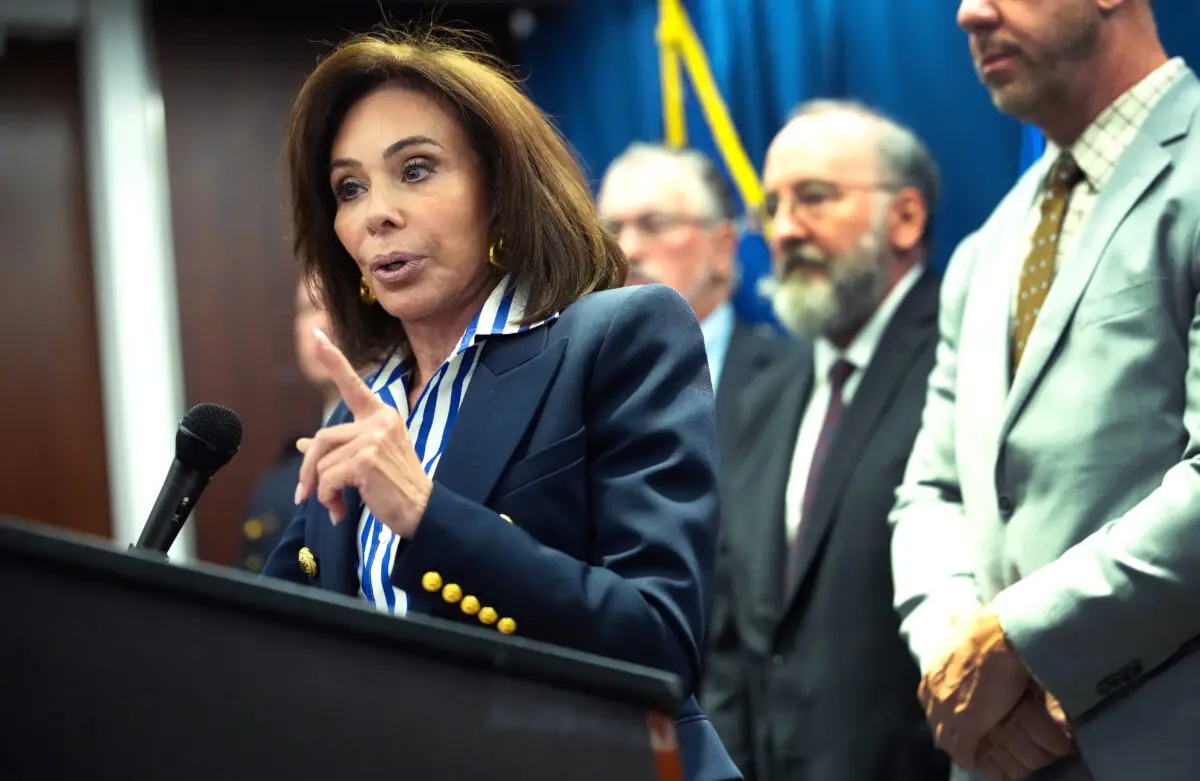 La fiscal federal Jeanine Pirro habla en una rueda de prensa en la que se anuncian las detenciones por el asesinato del becario del Congreso Eric Tarpinian-Jachym, en la Fiscalía Federal de Washington, el 5 de septiembre de 2025. (Kevin Dietsch/Getty Images)