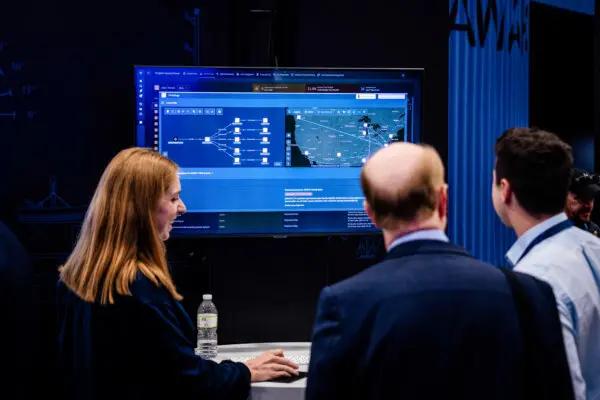 Se ve el stand de una empresa de software durante el Proyecto Especial de Estudios Competitivos AI+Expo en Washington el 2 de junio de 2025. A medida que avanza la tecnología de IA, su uso en el trabajo administrativo de las empresas se ha vuelto más común. (Madalina Vasiliu/The Epoch Times)