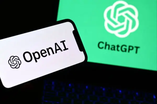 Un teléfono inteligente y un ordenador portátil con los logotipos del laboratorio de investigación de inteligencia artificial OpenAI y el robot ChatGPT, en Manta, cerca de Turín, el 4 de octubre de 2023. (Marco Bertorello/AFP a través de Getty Images)