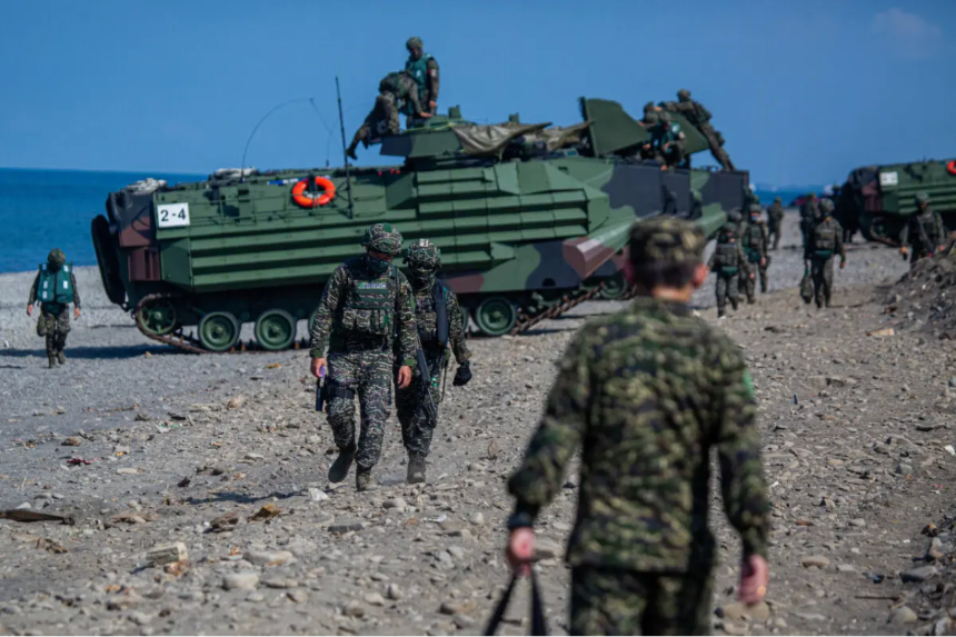 Soldados preparan vehículos de asalto anfibio AAV7 después de un simulacro de desembarco anfibio durante el ejercicio militar Han Kuang, que simula la invasión de la isla por parte del Ejército Popular de Liberación (EPL) de China, en Pingtung, Taiwán, el 28 de julio de 2022. Annabelle Chih/Getty Images